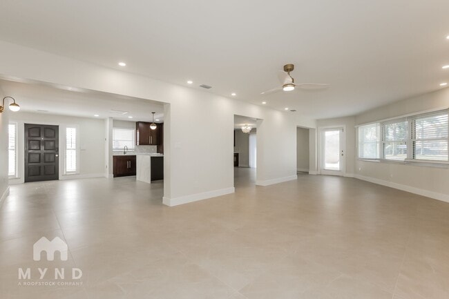 Building Photo - 10100 Paradise Blvd