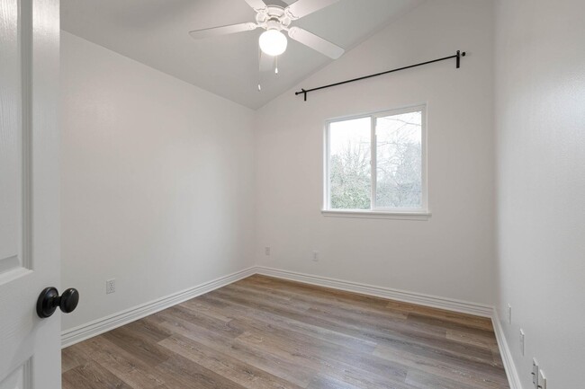 Building Photo - Spacious 3-bdr/2-bath Beaverton townhome—C...