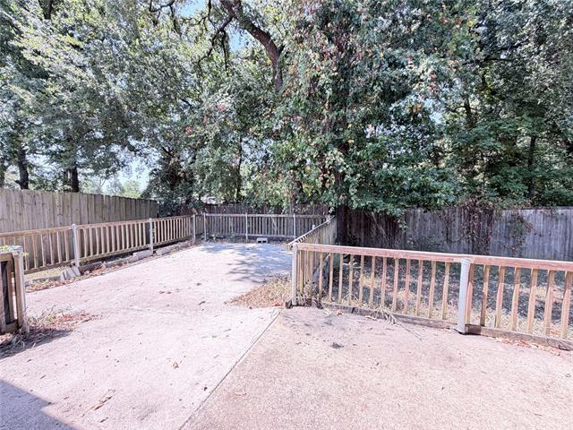 Building Photo - 1910 Pin Oak Ln