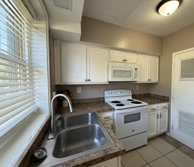 Building Photo - 1802 La Salle Pl