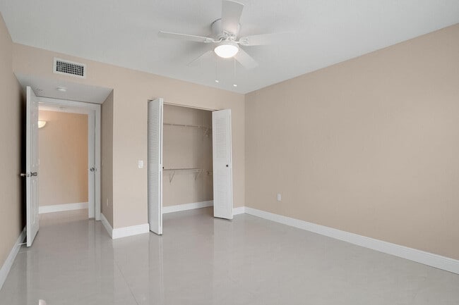 Building Photo - 611 Villa Cir