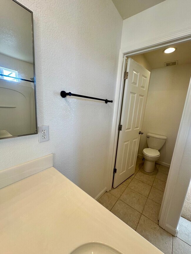 Building Photo - Spacious 2 Story Townhouse Available NOW!