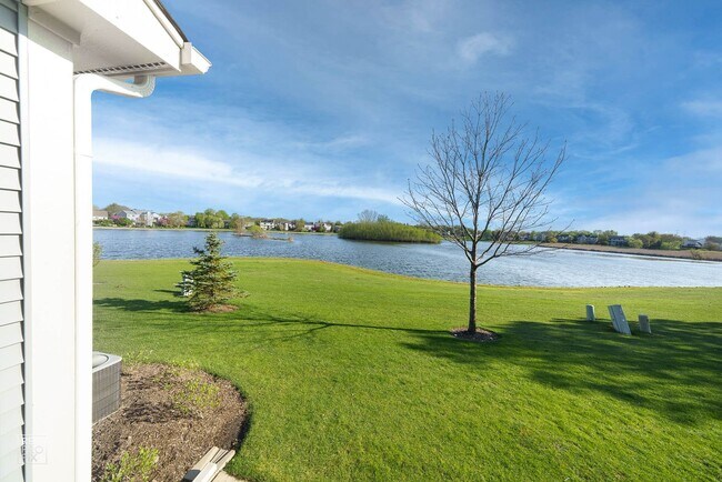 Building Photo - Elgin Two Bedroom with Loft and Two Car Ga...