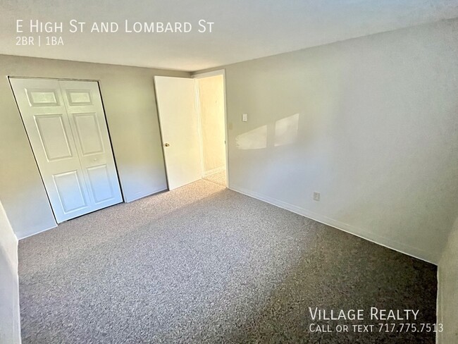 Building Photo - Huge 2-Bed apartment with washer/dryer hoo...