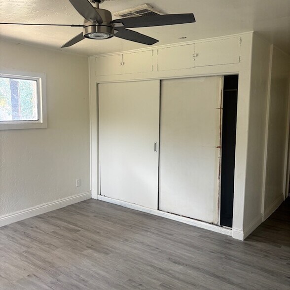 Building Photo - 1215 S Farmer Ave