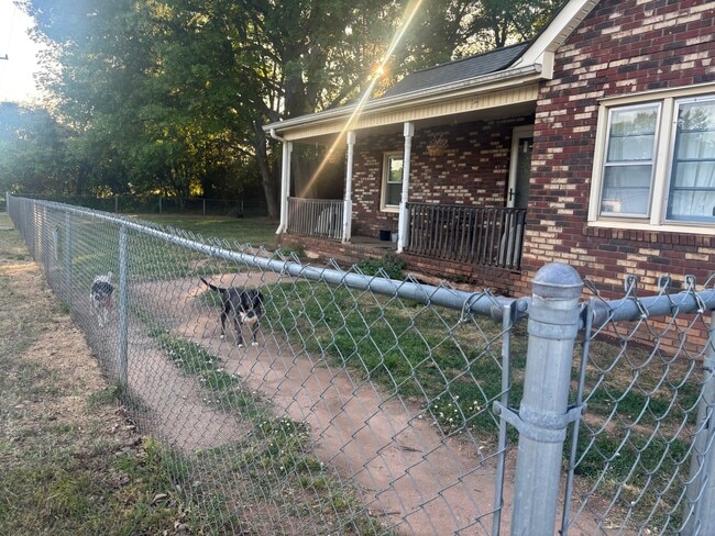 Building Photo - 712 W Cherokee St