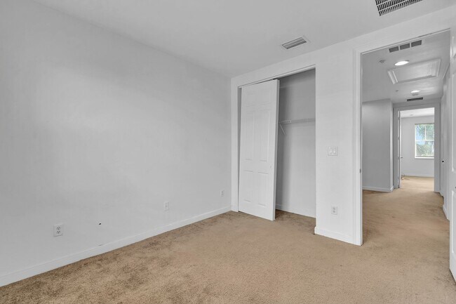 Building Photo - 4 BEDROOMS 3.5 BATHROOMS!! GATED COMMUNITY