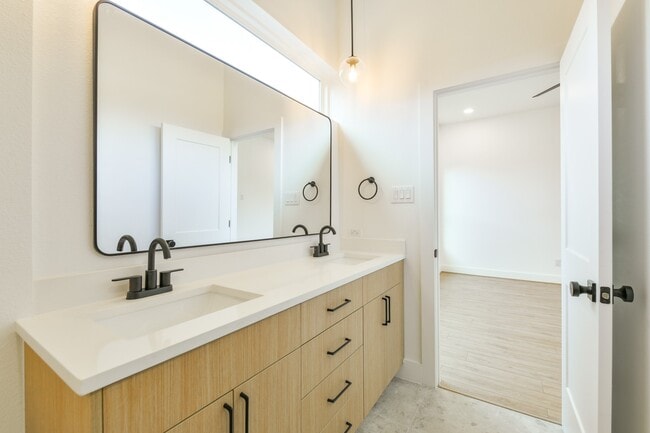 Building Photo - 162 Wallace St