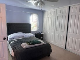 Building Photo - 735 Rembrandt Cir