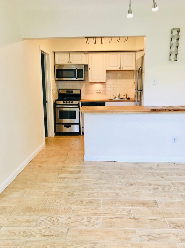 Building Photo - Gorgeous 2-Bed/1.5-Bath Townhouse in West Chester! Available Early September!