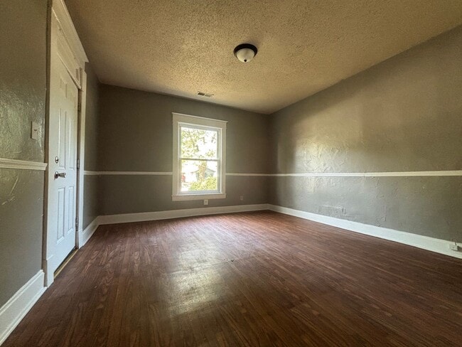 Building Photo - Cozy 2 Bedroom House with a GARAGE!