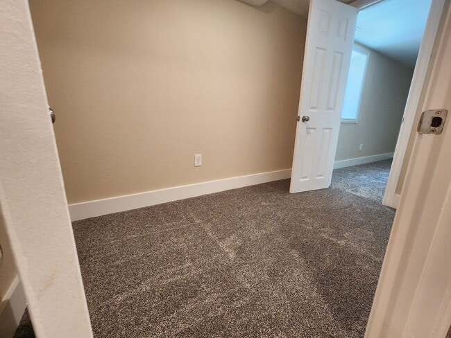 Building Photo - Completely remodeled 5 bed 2 bath home