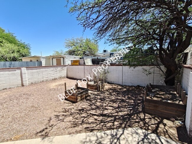 Building Photo - 1224 N Camilla Blvd