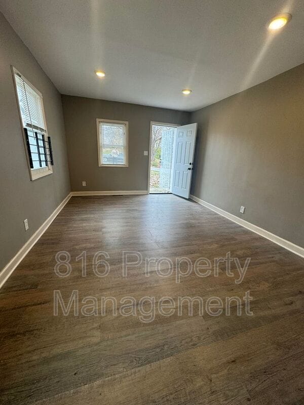 Building Photo - 1817 E 82nd St