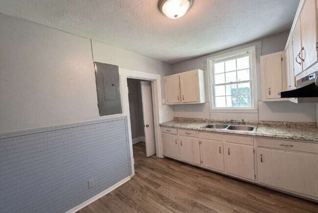 Building Photo - 1111 Henry Ave