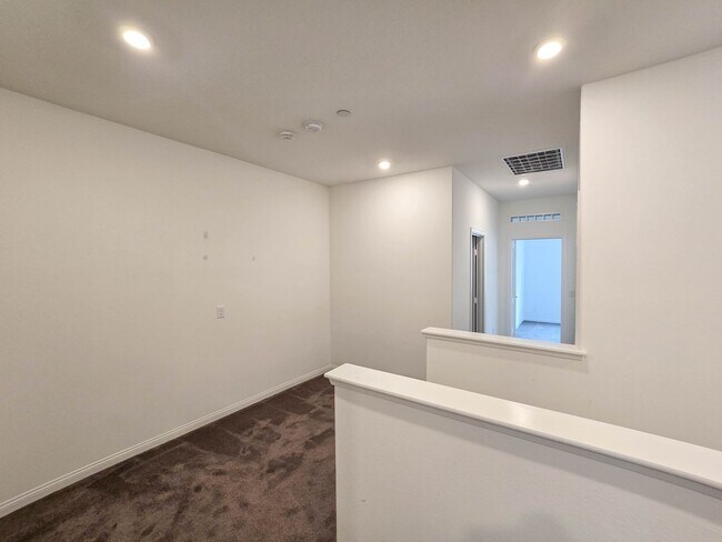 Building Photo - Highly upgraded townhome in Carlsbad