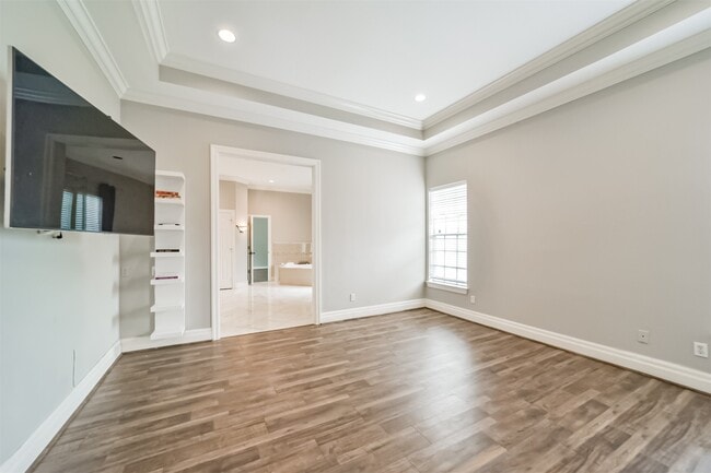 Building Photo - 9660 Fairdale Ln