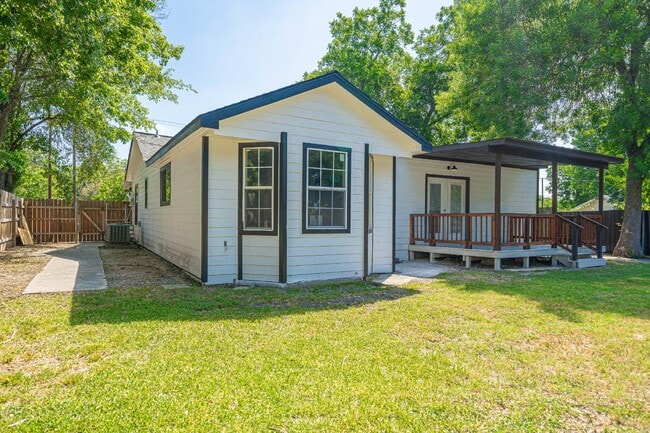 Building Photo - Move-In Special: 1 Month Rent Concession on a 14-Month Lease!