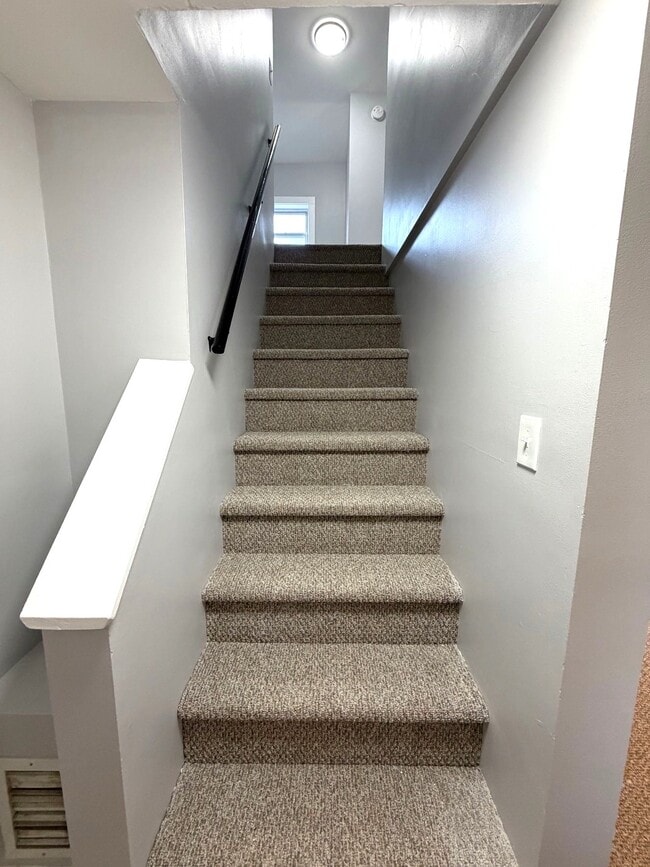 Building Photo - 331-339 Naubuc Ave