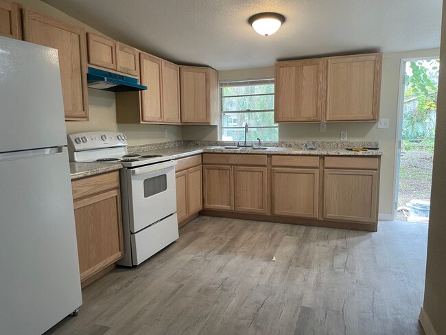 Building Photo - Move-in ready 4bed/1bath single family hom...