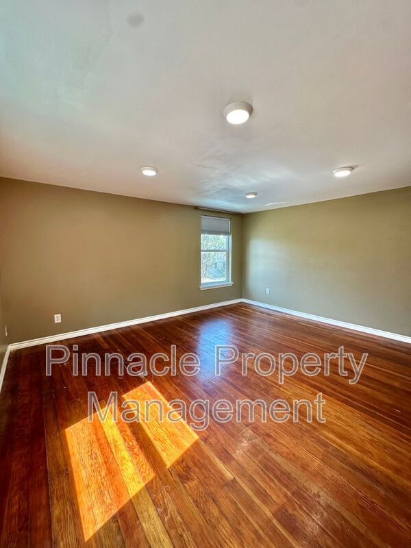 Building Photo - 1807 San Antonio St