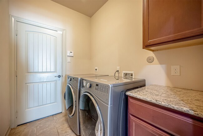 Building Photo - 2211 Argos Dr