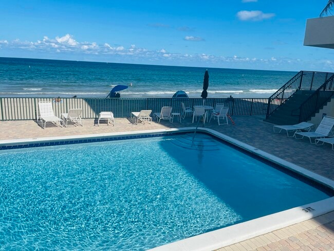 Building Photo - 1237 Hillsboro Mile