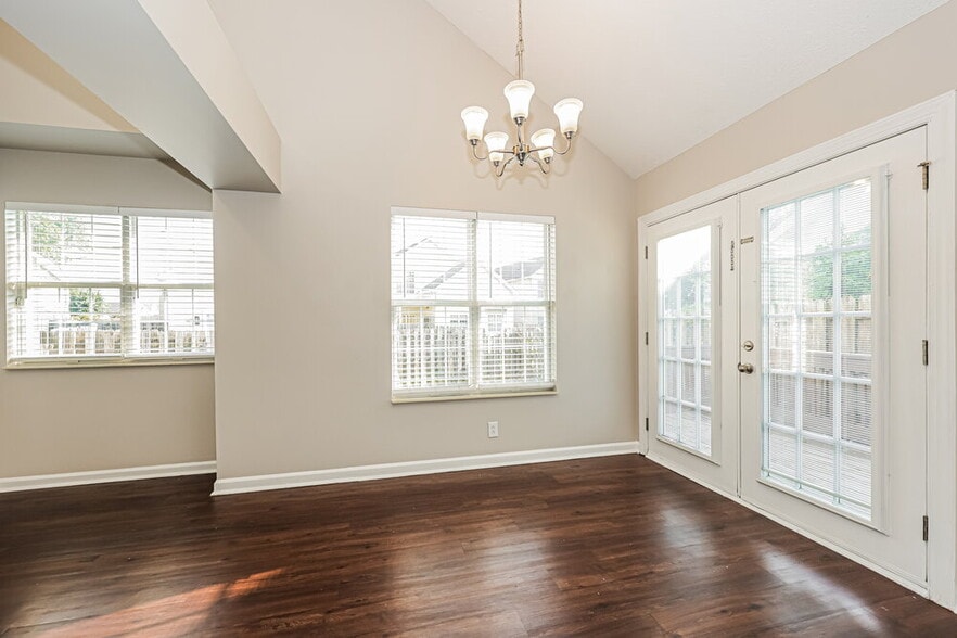 Building Photo - 909 Bexhill Ct S