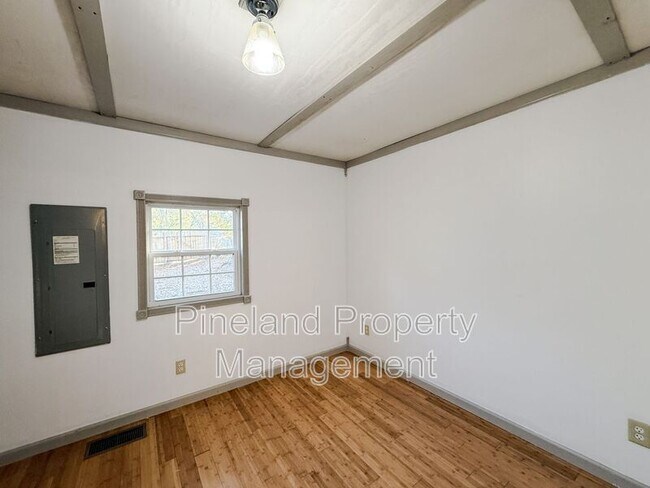 Building Photo - 413 E Donaldson Ave