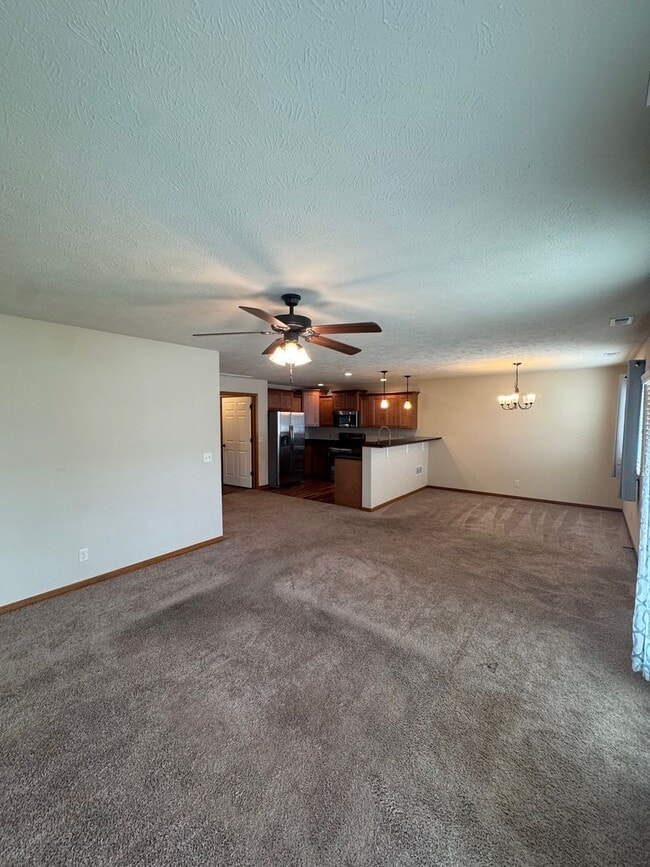 Building Photo - Spacious 3-Bedroom Townhome in Prairie Vil...