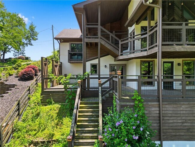 Building Photo - 2115 Kemp Dr