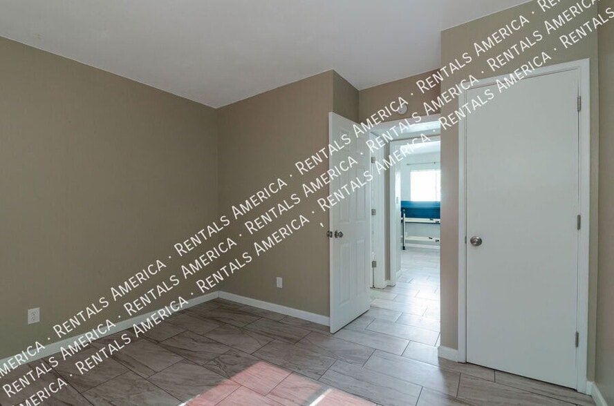 Building Photo - 1226 N Bryant Ave