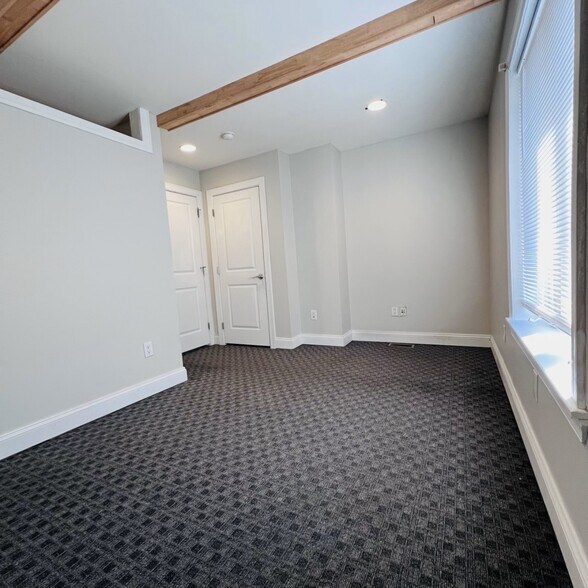 Building Photo - 619 S 42nd St