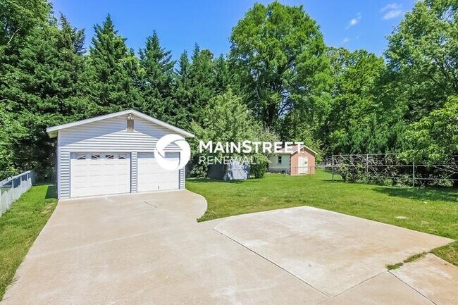 Building Photo - 3 Bedroom Pet-Friendly Home in Greensboro, NC with Main Street Renewal