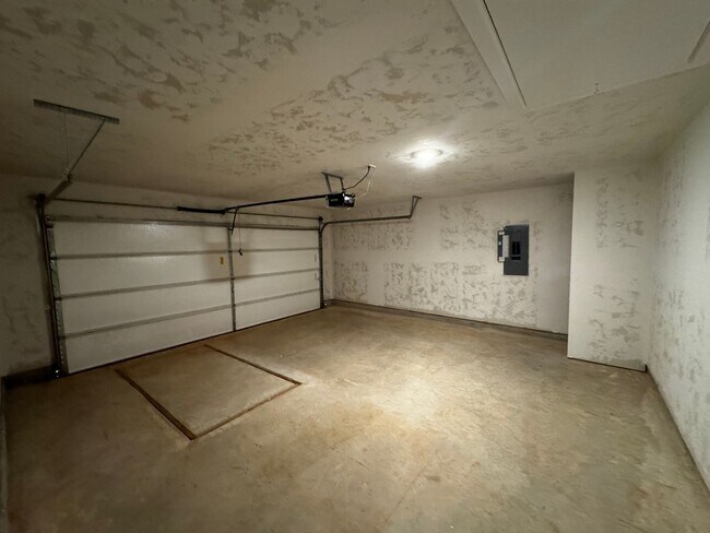 Building Photo - Spectacular brand NEW 4 Bedroom 2 Bathroom...