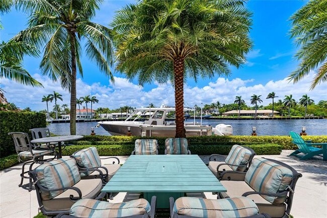 Building Photo - 2307 N Riverside Dr