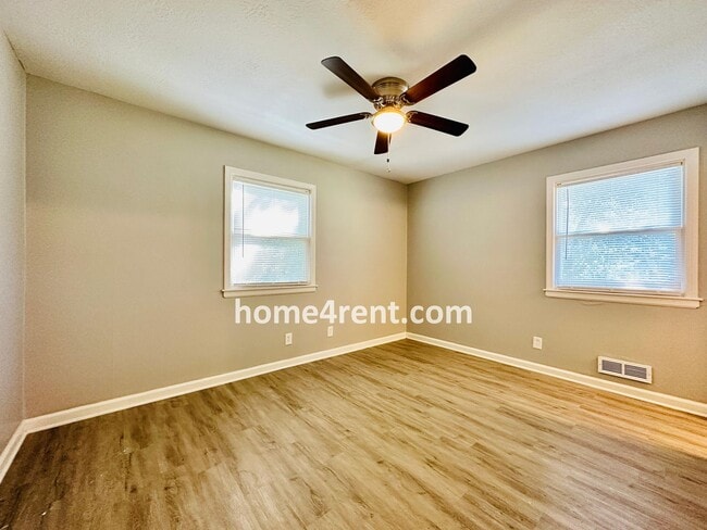 Building Photo - Ranch Style Home in KCMO w/ LVP Floors, SS Appliances and a Fenced Yard!