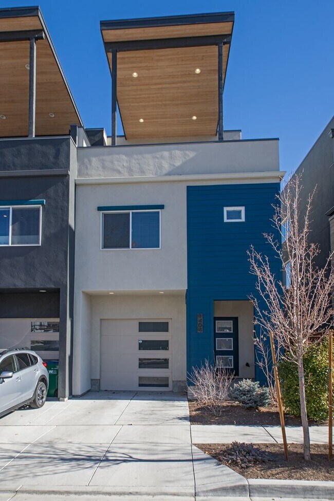 Building Photo - Downtown Executive Furnished Townhouse