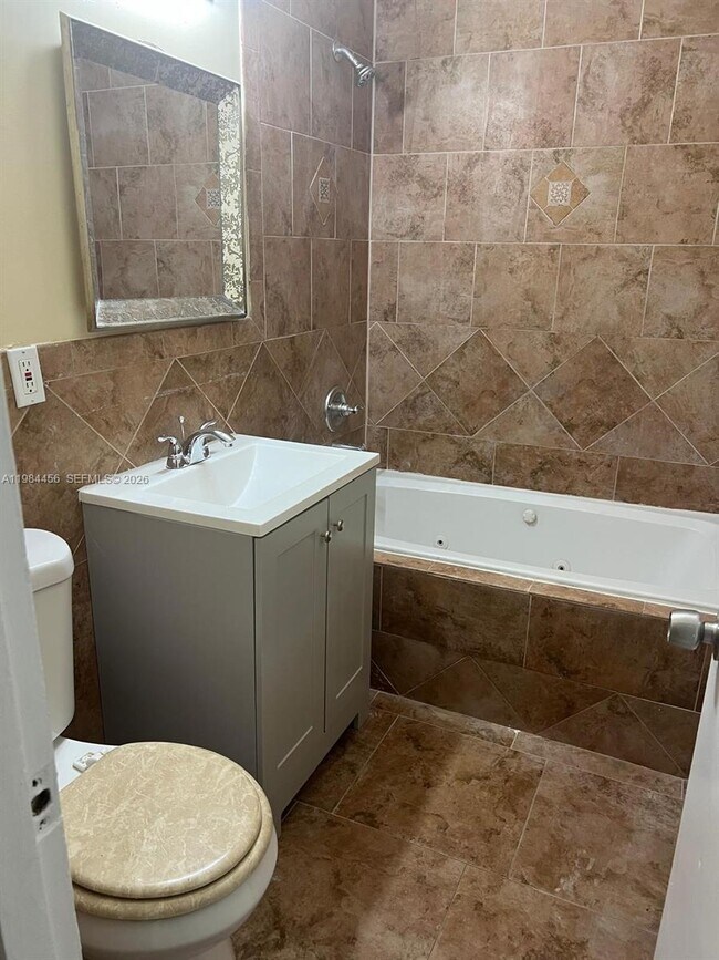 Building Photo - 1020 W 2nd St