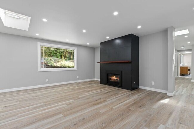 Building Photo - Elegant Air-Conditioned Newly Remodeled Matthews Beach Rambler