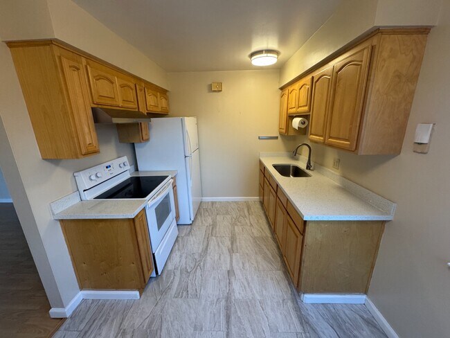 Building Photo - Sunnyvale 1BR with In-Unit Laundry, Attached Garage & Utilities Included – Prime Location