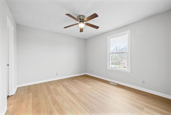 Building Photo - 3 Bedroom 2 Full Bath Home For Rent near Post!