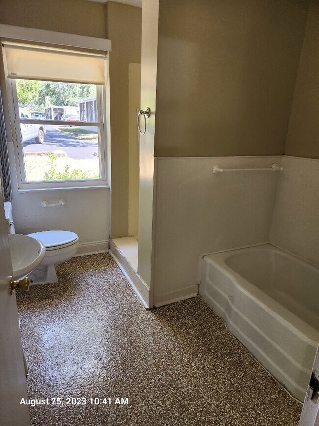 Building Photo - Back on Market!