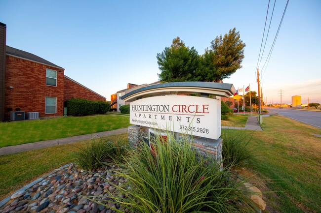 Entrance Sign - Huntington Circle