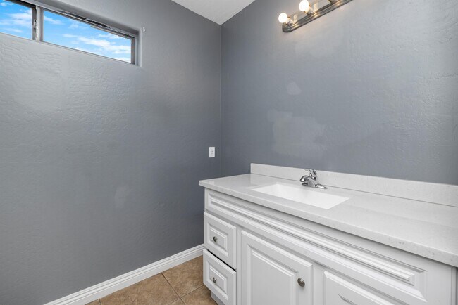 Building Photo - 3401 N Catherine Dr