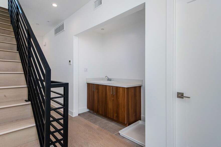 Building Photo - 857 1/2 Hyperion Ave