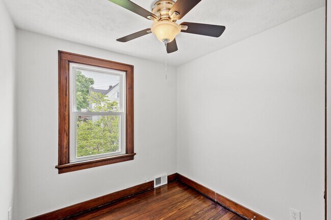 Building Photo - AVAILABLE MAY 1ST! GORGEOUS 3 BEDROOM IN CARNEGIE!!