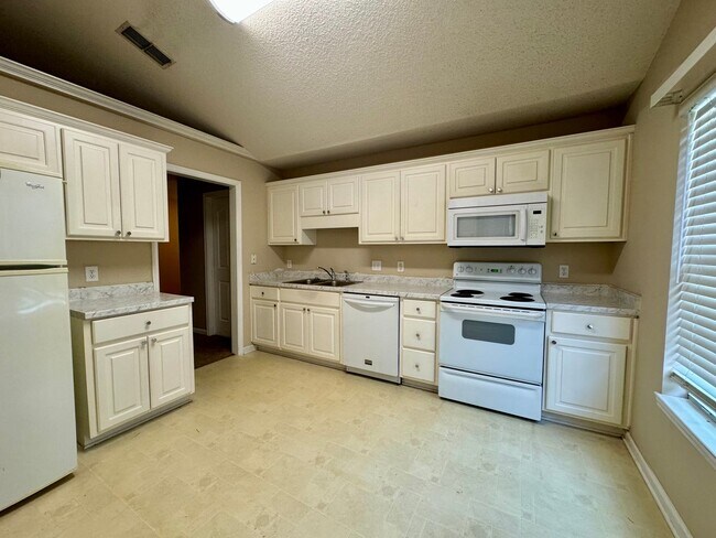 Building Photo - Myrtle Beach - 3 Bedroom / 2 Bathroom House