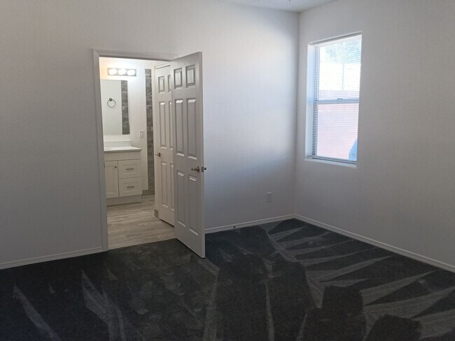 Building Photo - Newly-renovated 3 bedroom, 2 bathroom in Los Lunas! All new appliances! HUGE yard! Showings avail...