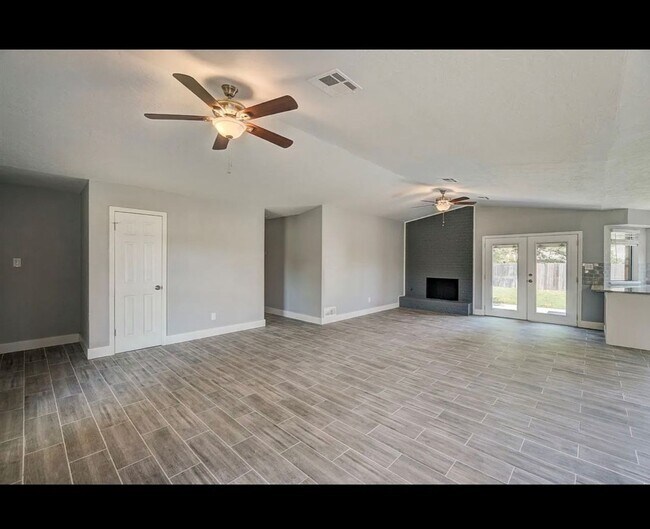 Building Photo - Beautiful newly remodeled home located in ...